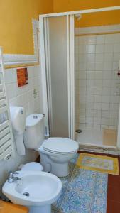 埃尔帕索Hostel Albergue La Casa Encantada的浴室配有卫生间、盥洗盆和淋浴。
