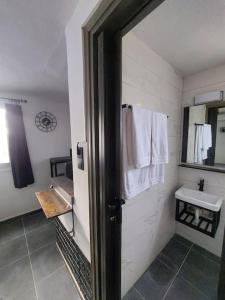 科斯镇Casa di Angelo的一间带水槽和镜子的浴室