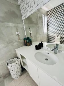 拉纳卡The Blue House的白色的浴室设有水槽和镜子