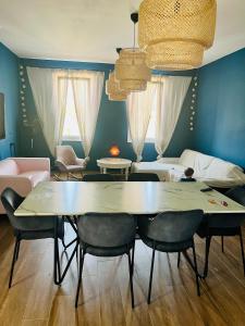拉纳卡The Blue House的客厅配有桌椅和沙发