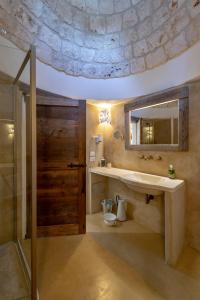 洛科罗通多阿普里勒马塞里亚酒店的一间带水槽、镜子和淋浴的浴室
