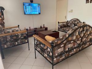 索蒙VILLA SOMONE avec PISCINE PRIVÉE的客房设有两张床、一张沙发和一台电视。