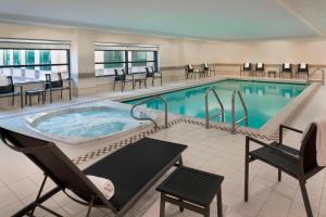 多伦多Residence Inn by Marriott Toronto Downtown / Entertainment District的一座大型游泳池,在酒店的房间内配有热水浴缸