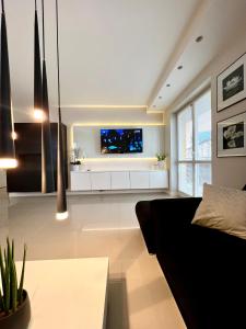 绿山城Spanko w centrum的客厅配有黑色沙发和电视
