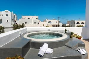 卡特瑞杜斯Aerenia Luxury Suites的房屋屋顶上的热水浴池