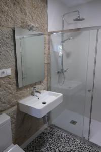 雷东德拉Catapeixe Holiday Apartments的白色的浴室设有水槽和淋浴。