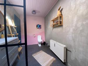 霍耶Gallery studio in the heart of Højer的一间带卫生间和水槽的浴室