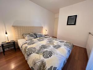 科洛米耶Colomiers Shelter - City, Terrasse, Wifi, Netflix的一间卧室配有一张床和被子