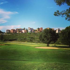 贝济耶Terrasse du golf的绿色的高尔夫球场