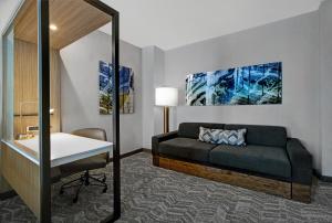 富兰克林SpringHill Suites by Marriott Franklin Cool Springs的客房设有床、桌子和镜子