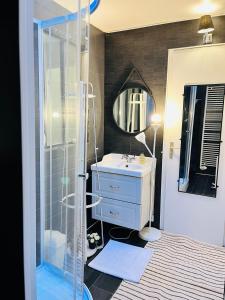 鲁瓦西昂法兰西Private rooms in a Tiny home 4 min drive to Airport CDG ,1 private bathroom ideal for families and friends的一间带玻璃淋浴和水槽的浴室