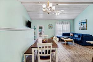 阿兰瑟斯港Shark's Key的客厅配有桌子和蓝色沙发