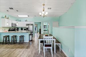 阿兰瑟斯港Shark's Key的厨房拥有蓝色的墙壁,配有桌椅