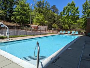 阿森斯阿森斯市西春季山丘套房万豪酒店的游泳池周围设有椅子