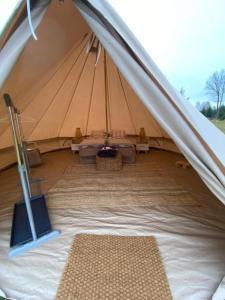 赫尔GLAMPING SIELSKIHEL的帆布帐篷,配有桌椅