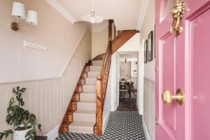 温德米尔Springfield-Windermere的走廊上设有粉红色门,楼梯上设有粉红色门