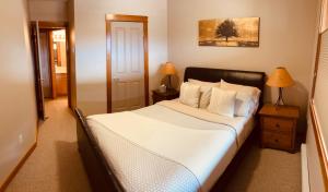 坎莫尔Cozy Winter Wonderland Getaway的一间卧室配有带白色床单和枕头的床。