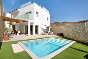 莫甘Escape to paradise luxury Poolvilla with ocieanview near Amadores的别墅前设有游泳池