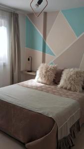 内乌肯Dolce Casa Departamentos的一间卧室配有一张床和两个毛绒枕头