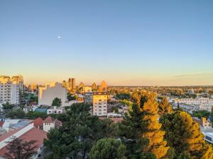 内乌肯Dolce Casa Departamentos的日落时分的城市空中景观