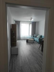 多布里奇Апартамент Памела ВИП гр. Добрич的客厅配有蓝色的沙发和桌子