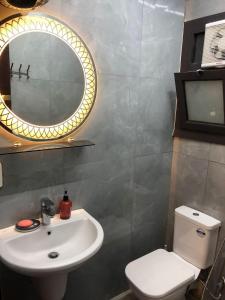 塞得港بورتو سعيد Portosaid的一间带水槽、镜子和卫生间的浴室