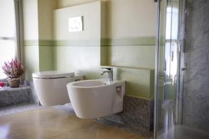 阿利亚诺泰尔梅蒙特葡萄酒度假村的一间带卫生间和水槽的浴室