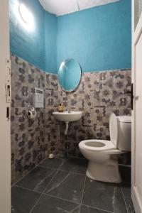 安塔利亚Gold Coast Hostel的一间带卫生间和水槽的浴室