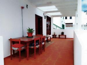 阿里亚Casa Jasmin Haria的一间带木桌和椅子的用餐室