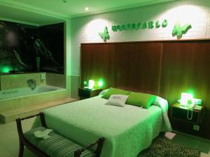 卢戈Motel Montecarlo的一间卧室配有一张床和一个绿色的浴缸