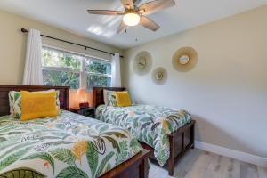 萨拉索塔Coastal Sarasota Condo Minutes to Beach!的一间卧室配有两张床和吊扇