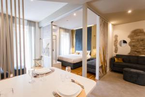 斯培西亚Elegant Apartments 5 terre la spezia的客厅配有一张床和一张桌子