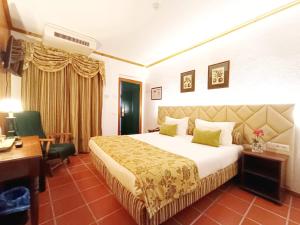 马尔旺El-Rei Dom Manuel Hotel的配有一张床和一张书桌的酒店客房
