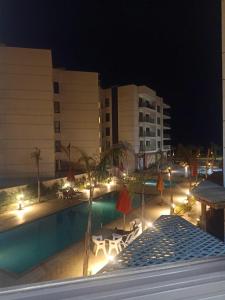 塞得港بورتو سعيد Portosaid的夜间在酒店前的游泳池