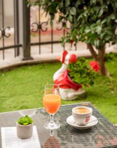 布德瓦加尔尼MB酒店的一杯橙汁和一杯茶
