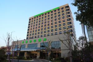 上海长荣桂冠酒店（上海） 的上面有绿色标志的建筑
