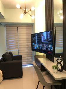 MOA Pasay, Shore 3 Residences - Modern Luxury Condo的电视和/或娱乐中心