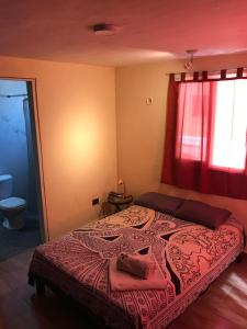 坎昆Venado 28的一间卧室配有一张带红色窗帘的大床