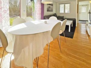 PålstorpHoliday home RAA HELSINGBORG的客厅配有白色的桌椅