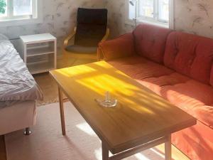 厄斯特松德Holiday home ÖSTERSUND的带沙发和木制咖啡桌的客厅