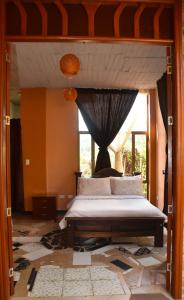 派帕Hotel Campestre Villa Los Duraznos的一间卧室设有一张床和一个大窗户