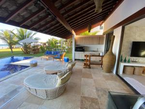 嘎林海斯港Bangalô Porto Galinhas的户外庭院设有游泳池和桌椅