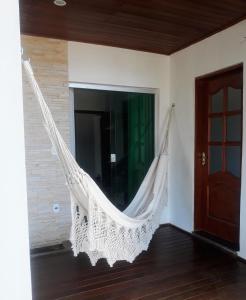 坎皮纳斯Quarto com Varanda - Recanto do Sabiá的挂在房间的白色吊床