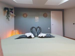 沃韦Riviera Guest house - Private room in a shared appartment的一间卧室配有带2个枕头的床