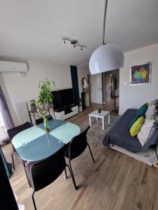 马赛appartement marseille velodrome的客厅配有蓝色桌子和沙发