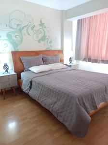 利马Miraflores View的一间卧室设有一张大床和一个窗户。