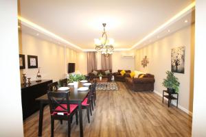 开罗Sweet home in maadi的用餐室以及带桌椅的起居室。