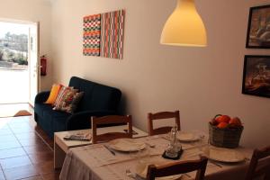 波塔莱格雷Eira Velha的客厅配有桌子和蓝色沙发