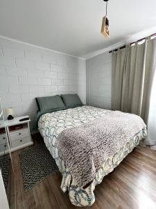科皮亚波Casa en Copiapó + Estacionamiento的一间卧室设有一张床和白色的墙壁