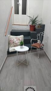 梅里达Castella Aquae II Amplio loft para dos的客房设有桌椅和楼梯。